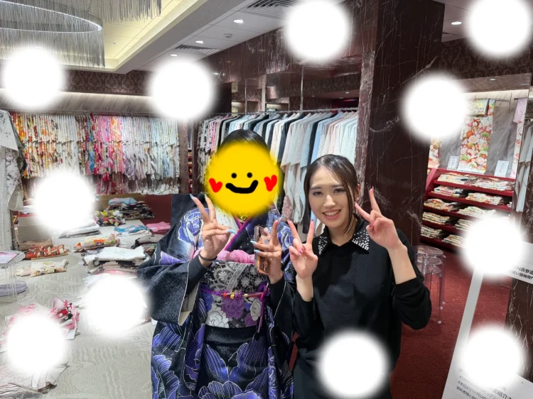 TAKAZEN東京表参道店Flagshipで紫色のバラ柄、モードのお振袖をご試着いただいたお客様の紹介。