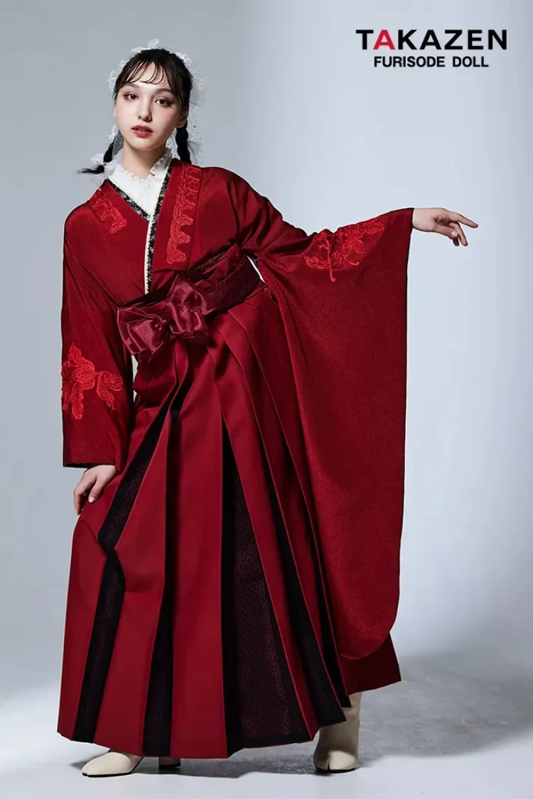 TAKAZEN東京表参道店Flagshipで山野美容専門学校・原宿ベルエポック美容専門学校 東京ビューティーブライダル専門学校 東京ビューティーアート専門学校の方に向けた卒業式袴の紹介。赤のヴィンテージの袴
