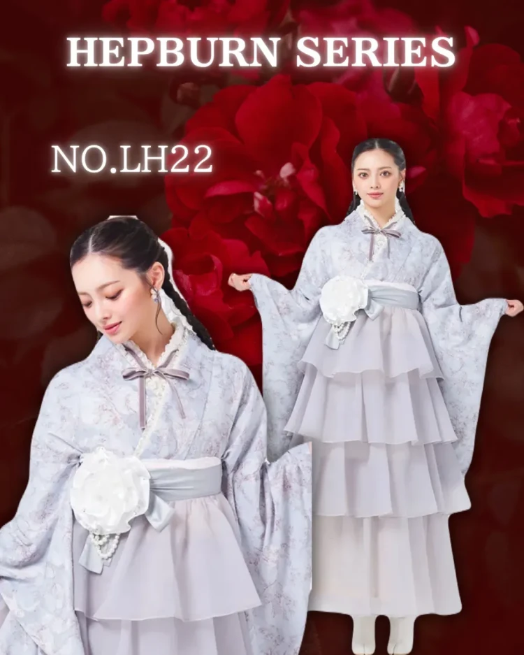 最新作ヘップバーン袴のくすみグレー 小花柄シフォンドレス袴を着こなしている様子