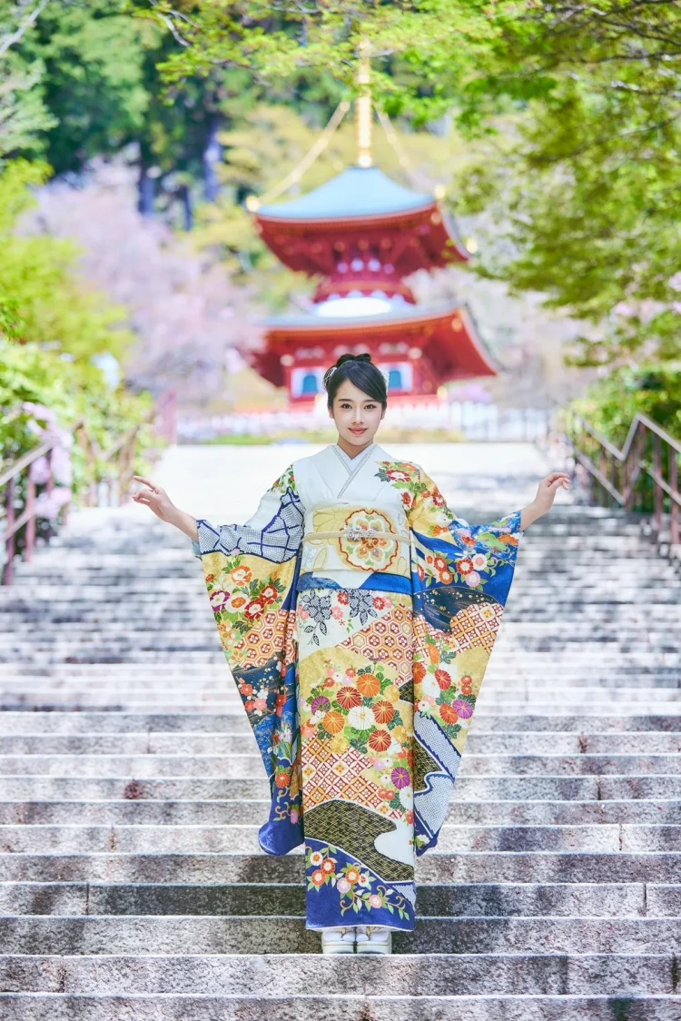 TAKAZEN×天翔天音in勝尾寺　最新作吉澤織物『逸品』最高級染繍桶絞り友禅の白青プレミアム古典お振袖