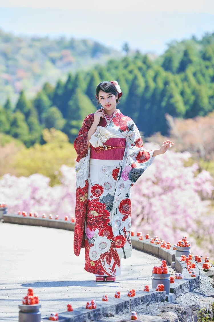 天翔天音さんが華やかな古典柄振袖を着用し勝尾寺で撮影された写真