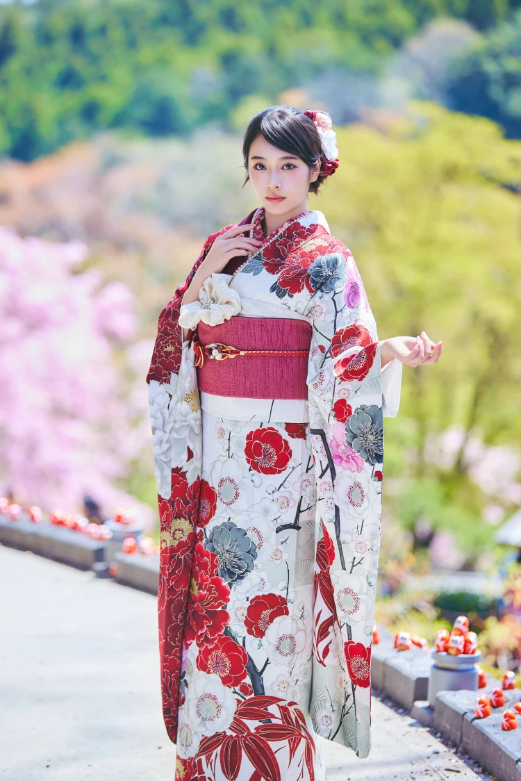 天翔天音さんが華やかな古典柄振袖を着用し勝尾寺で撮影された写真