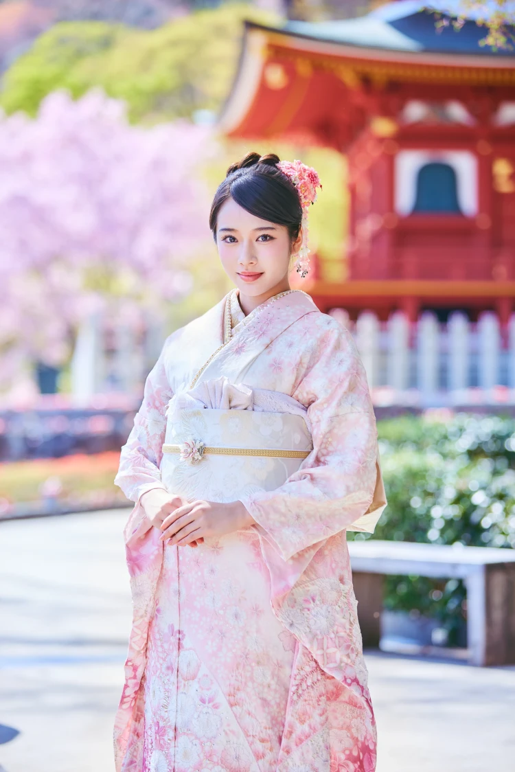 天翔天音さんが華やかな古典柄振袖を着用し勝尾寺で撮影された写真