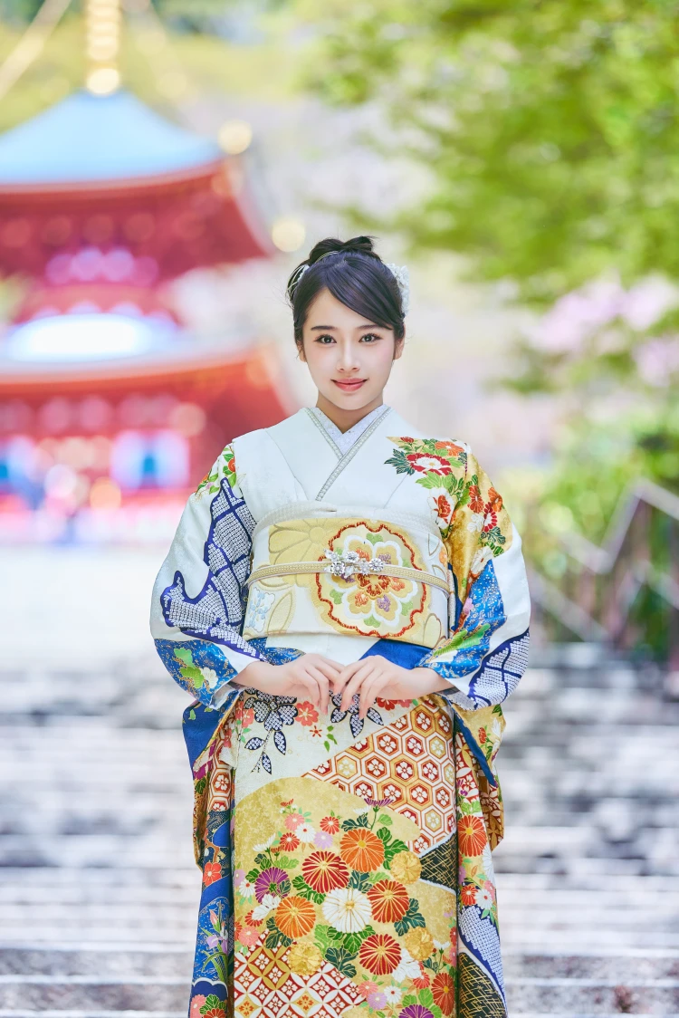 天翔天音さんが華やかな古典柄振袖を着用し勝尾寺で撮影された写真