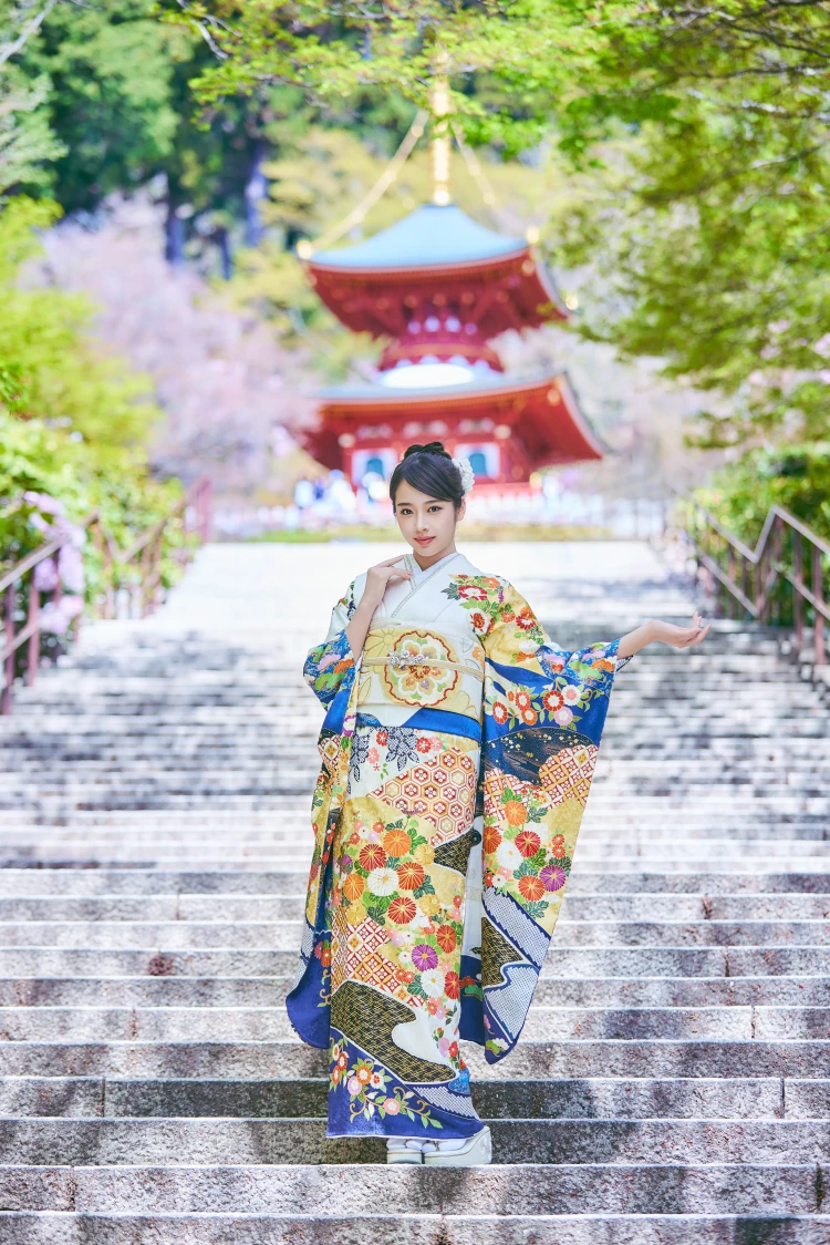天翔天音さんが華やかな古典柄振袖を着用し勝尾寺で撮影された写真