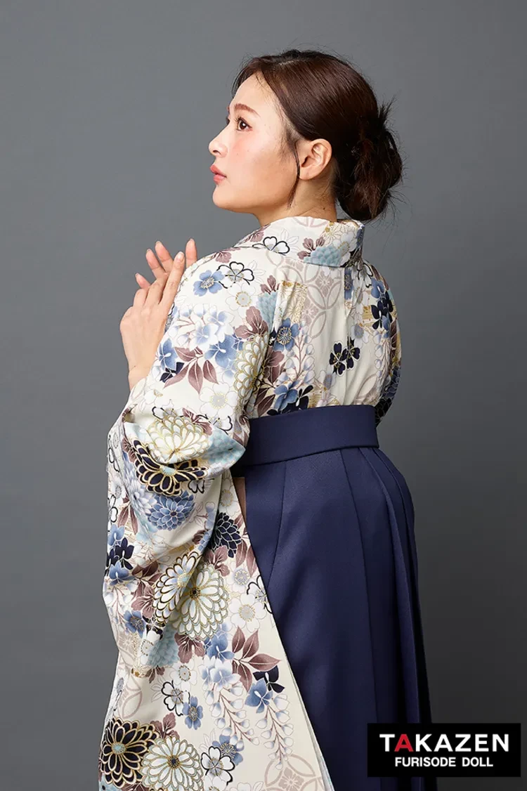 TAKAZENのレンタル袴 くすみ古典袴　クリーム/ネイビー　菊柄　大人かわいい　おしゃれ　きれいめ　【ECサイト限定】R27048