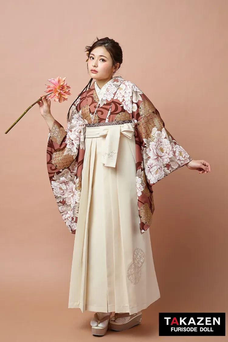 TAKAZENのレンタル袴 くすみ古典袴　サーモンピンク/薄ブラウン　牡丹柄　大人かわいい　きれいめ　清楚　上品【ECサイト限定】R27051