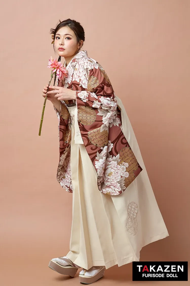 TAKAZENのレンタル袴 くすみ古典袴　サーモンピンク/薄ブラウン　牡丹柄　大人かわいい　きれいめ　清楚　上品【ECサイト限定】R27051