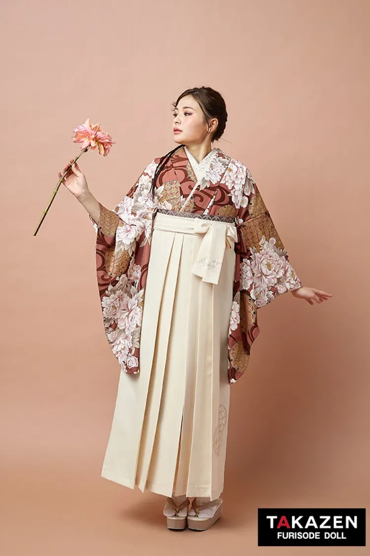 TAKAZENのレンタル袴 くすみ古典袴　サーモンピンク/薄ブラウン　牡丹柄　大人かわいい　きれいめ　清楚　上品【ECサイト限定】R27051