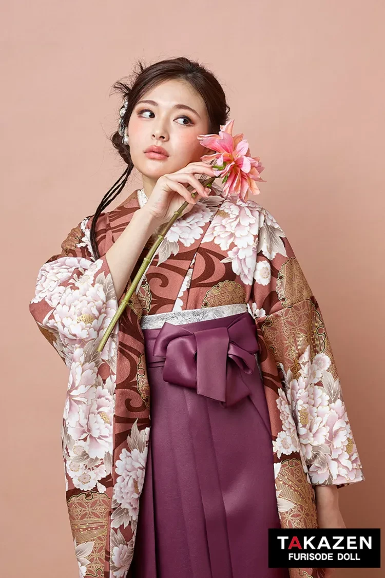 TAKAZENのレンタル袴 くすみ古典袴　サーモンピンク/薄ブラウン　牡丹柄　大人かわいい　きれいめ　清楚　上品【ECサイト限定】R27051