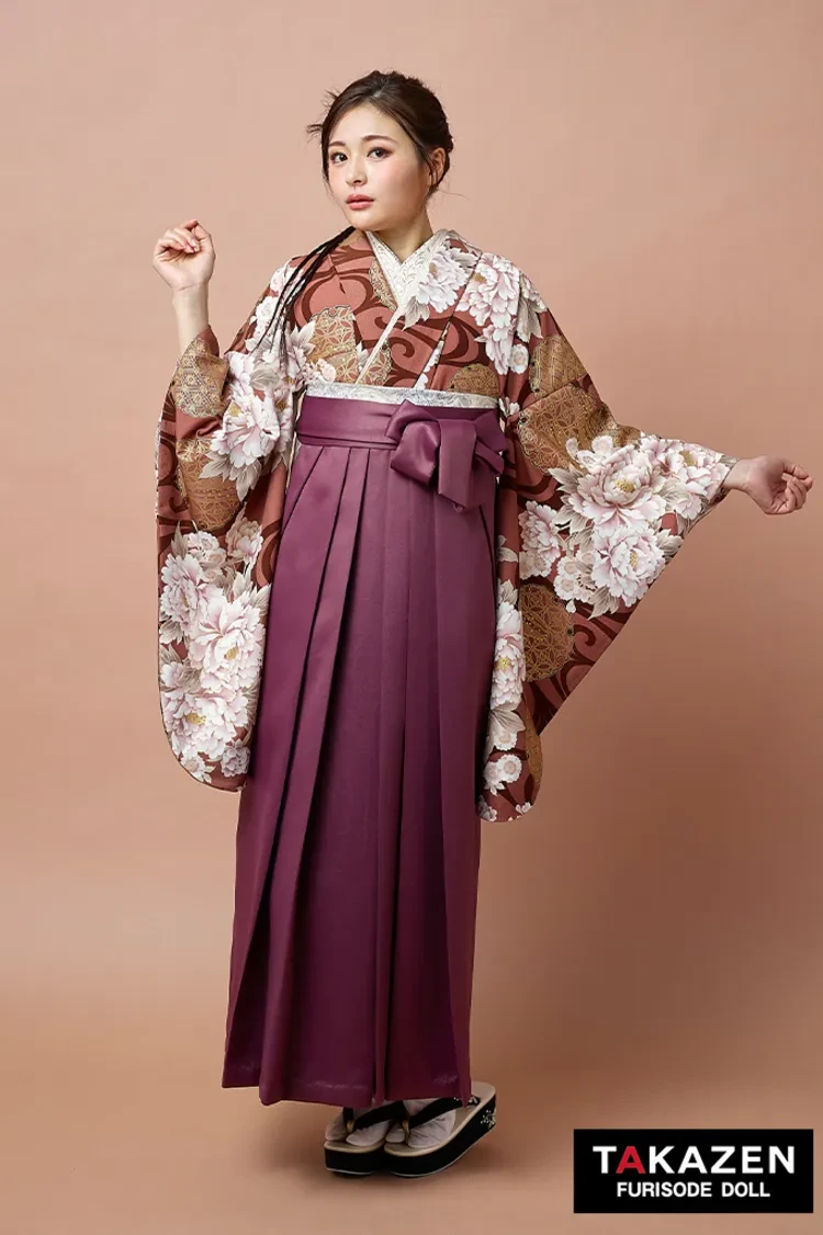 TAKAZENのレンタル袴 くすみ古典袴　サーモンピンク/薄ブラウン　牡丹柄　大人かわいい　きれいめ　清楚　上品【ECサイト限定】R27051