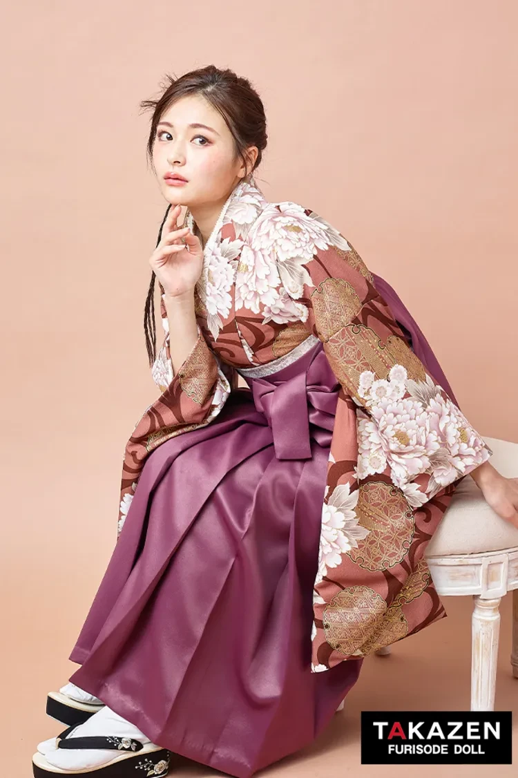 TAKAZENのレンタル袴 くすみ古典袴　サーモンピンク/薄ブラウン　牡丹柄　大人かわいい　きれいめ　清楚　上品【ECサイト限定】R27051