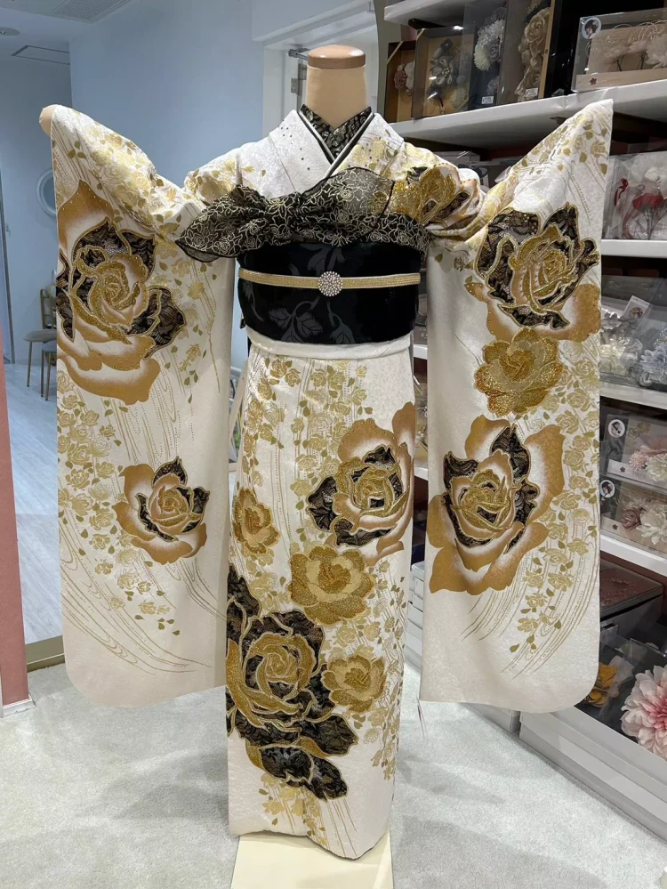 TAKAZEN姫路店　振袖　姫路成人式　加古川成人式　ヘップバーン振袖　TAKAZENオリジナル　豪華振袖　白金黒　薔薇柄　洋風