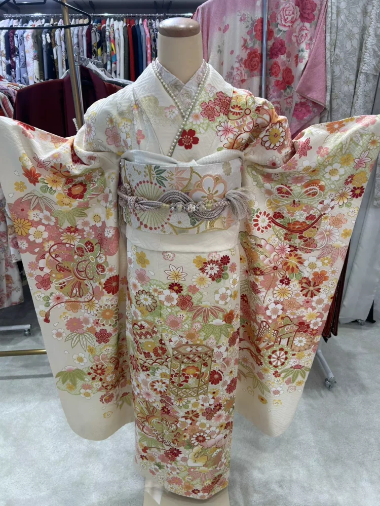 TAKAZEN神戸旧居留地クリーム色の正統派古典のお振袖紹介