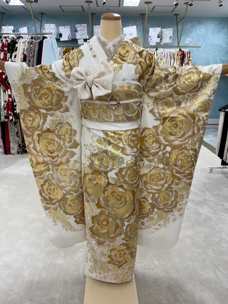 TAKAZEN心斎橋店　振袖　成人式　白とゴールド　モード系　薔薇柄　ギラギラ振袖