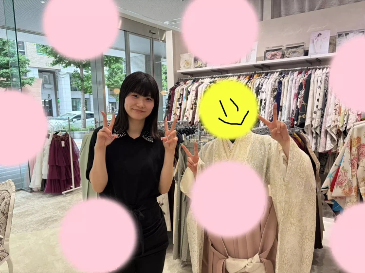 TAKAZEN神戸旧居留地店の白レース小振袖にピンク色袴のお嬢様のご紹介