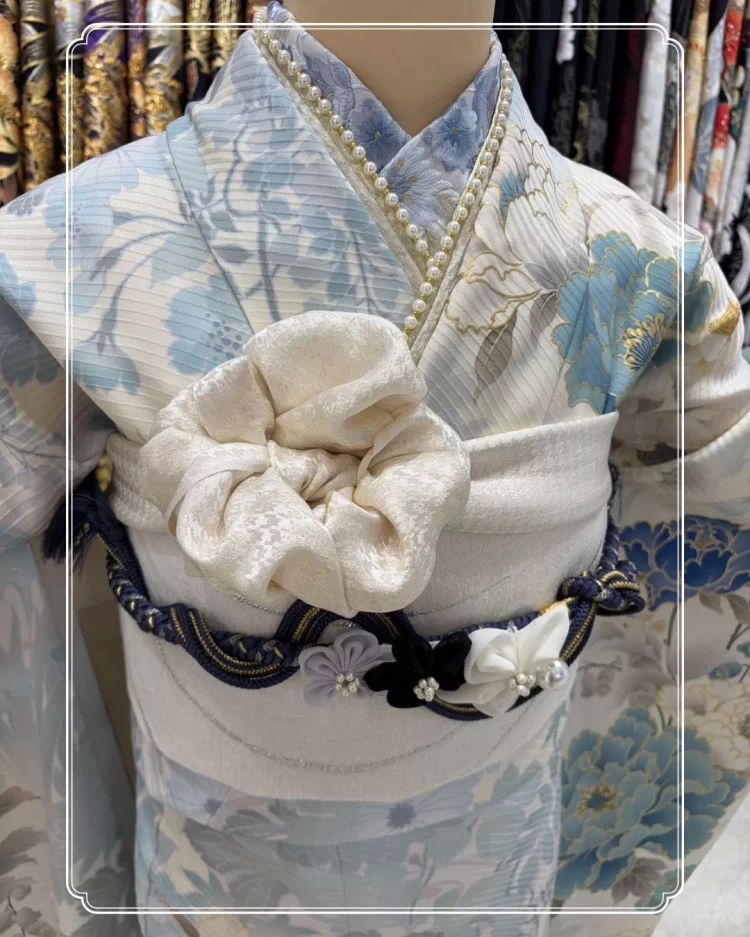 TAKAZEN神戸旧居留地店の水色好き必見のくすみカラーお振袖のご紹介