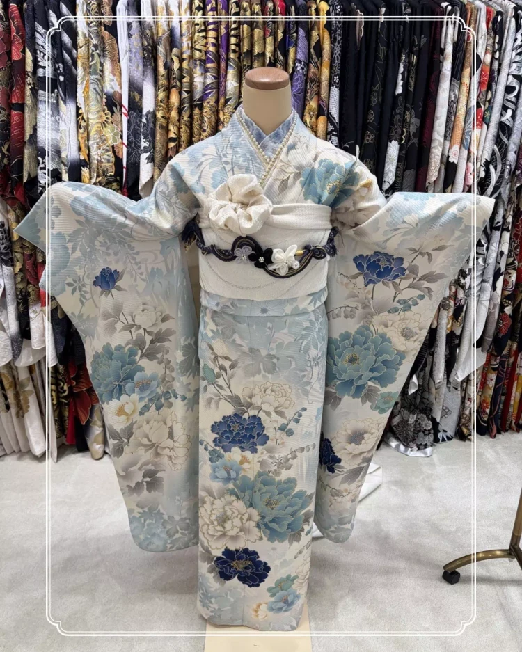 TAKAZEN神戸旧居留地店の水色好き必見のくすみカラーお振袖のご紹介