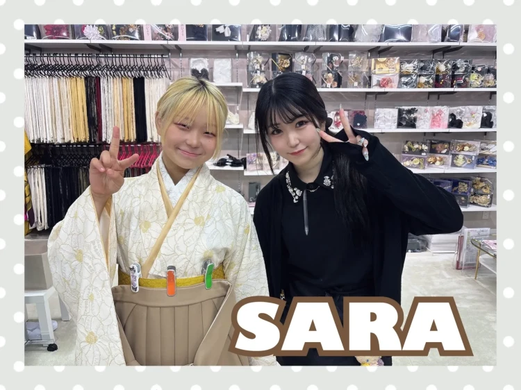TAKAZEN奈良店でくすみイエローの袴をご契約されたお客様とのお写真
