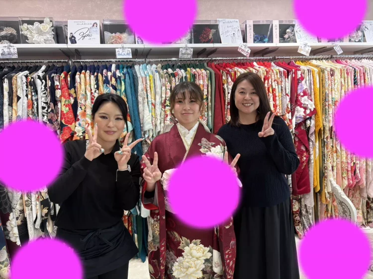 えんじ色の綺麗目古典振袖のお嬢様