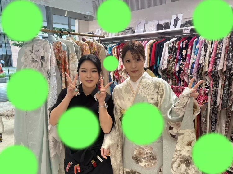 TAKAZEN神戸旧居留地店で白色と水色のご結婚式に参列のお振袖をレンタルされたお嬢様のご紹介