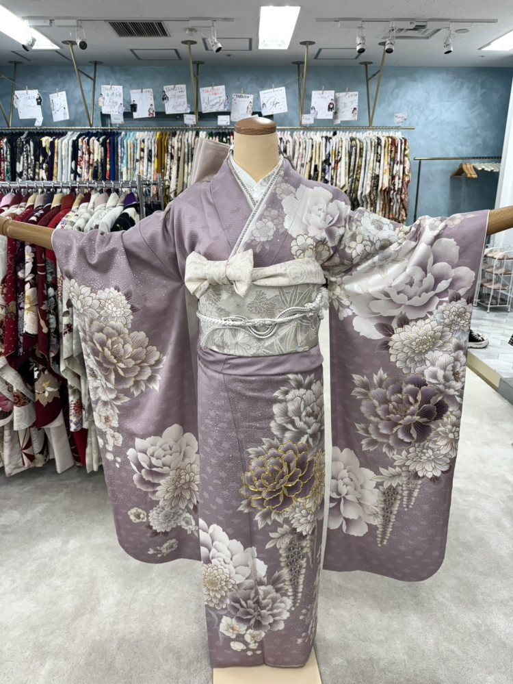 TAKAZEN心斎橋　振袖レンタル　くすみカラー　薄い紫　牡丹柄