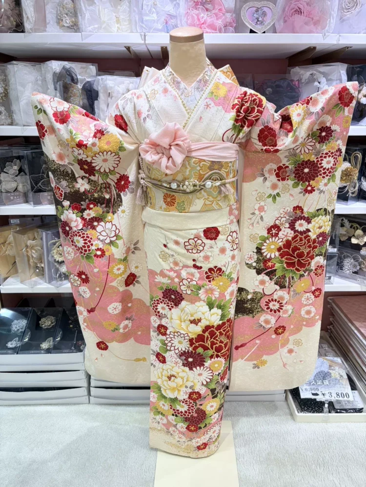 TAKAZEN姫路店の人気古典柄振袖。クリーム地にピンクの柄が入ったカワイイ振袖。