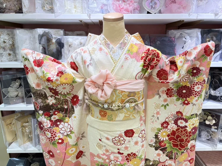 TAKAZEN姫路店の人気古典柄振袖。クリーム地にピンクの柄が入ったカワイイ振袖。