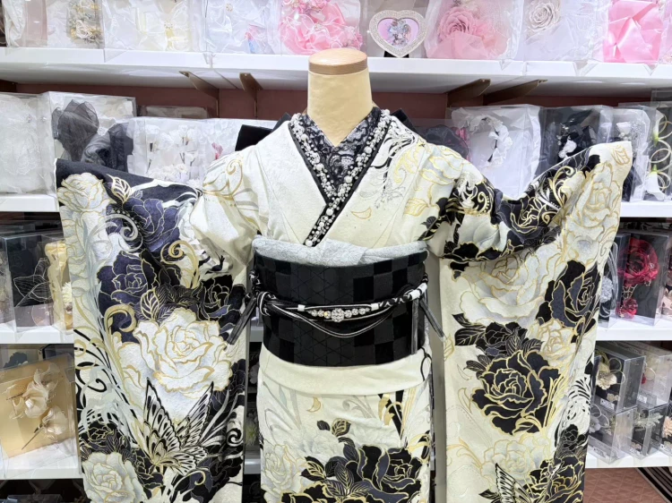 TAKAZEN姫路店のモノトーンカラーのモード系振袖。ラグジュアリーな感じが大人っぽくて洗礼された印象になる。