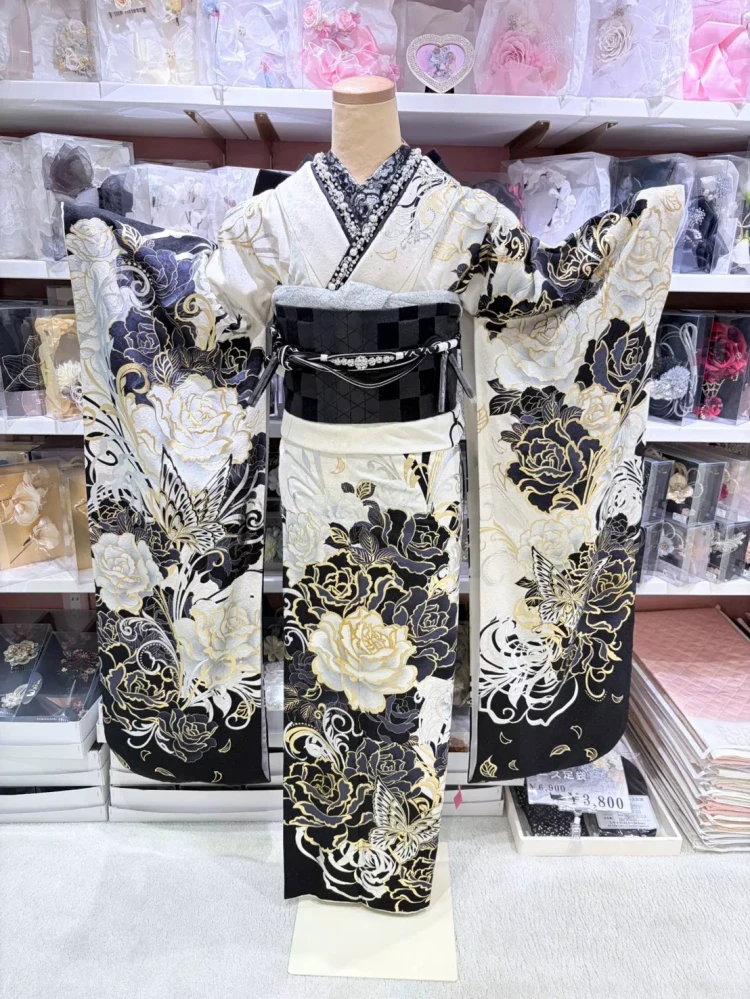TAKAZEN姫路店のモノトーンカラーのモード系振袖。ラグジュアリーな感じが大人っぽくて洗礼された印象になる。