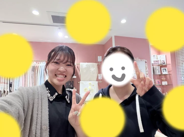 TAKAZEN姫路店の白×ゴールドの古典柄振袖を選んだ姫ちゃん。上品で大人カッコイイお振袖。