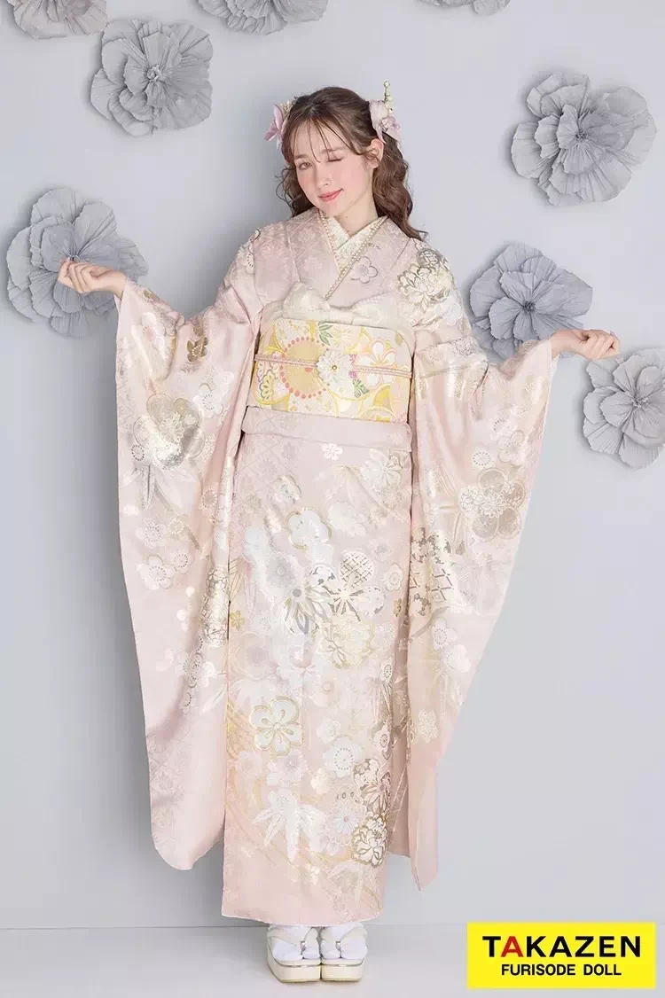 淡いピンクベージュのお振袖。はんなりとした可愛さのある上品なお振袖。