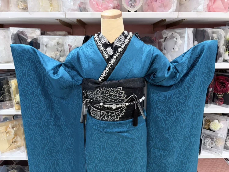 TAKAZEN姫路店のヴィンテージ振袖。深みのある青色でシンプルでおしゃれカッコイイお振袖。