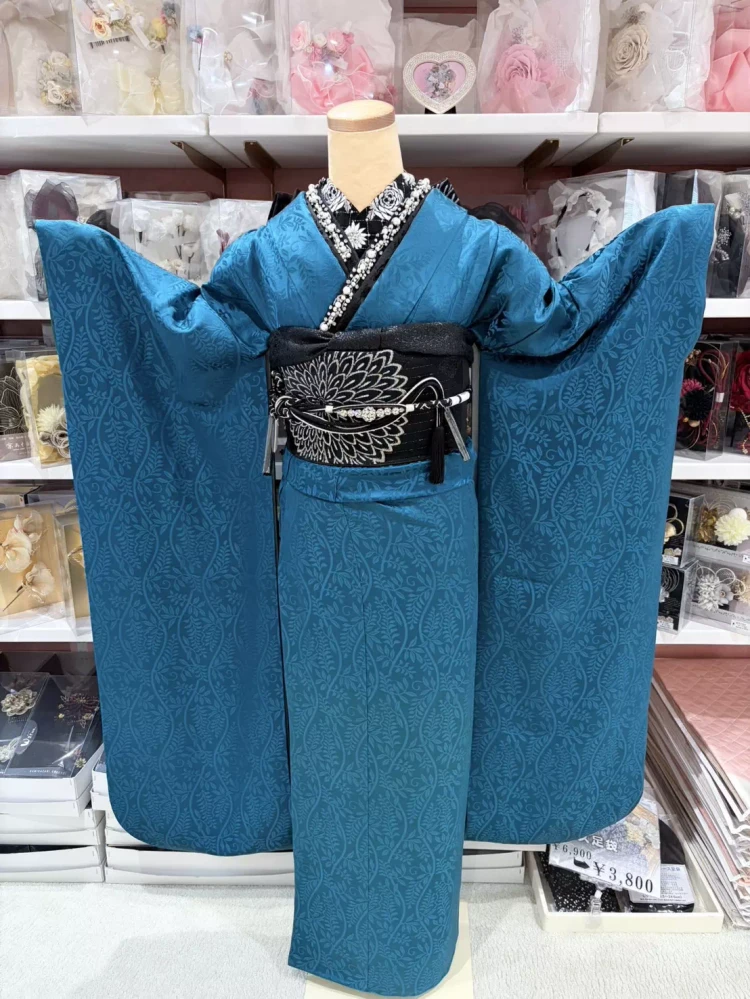TAKAZEN姫路店のヴィンテージ振袖。深みのある青色でシンプルでおしゃれカッコイイお振袖。