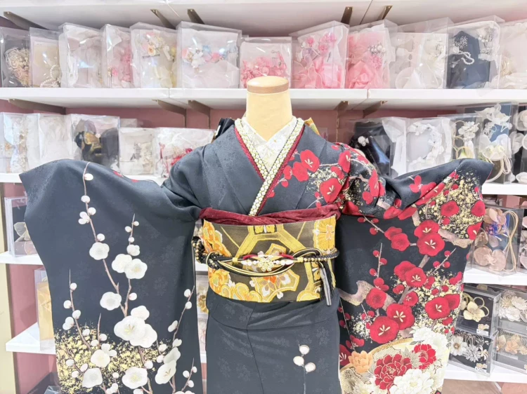 TAKAZEN姫路店の粋古典振袖。黒地に白と赤の梅柄が描かれたかっこよくて品のある振袖
