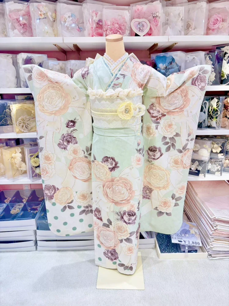 TAKAZEN姫路店のミントグリーンの夏らしい振袖紹介。