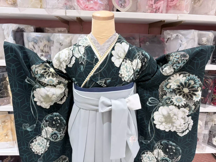TAKAZEN姫路店の深緑の袴コーデ。