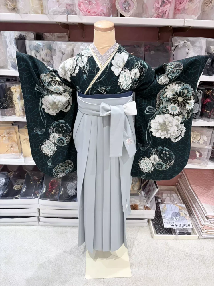 TAKAZEN姫路店の深緑の袴コーデ。