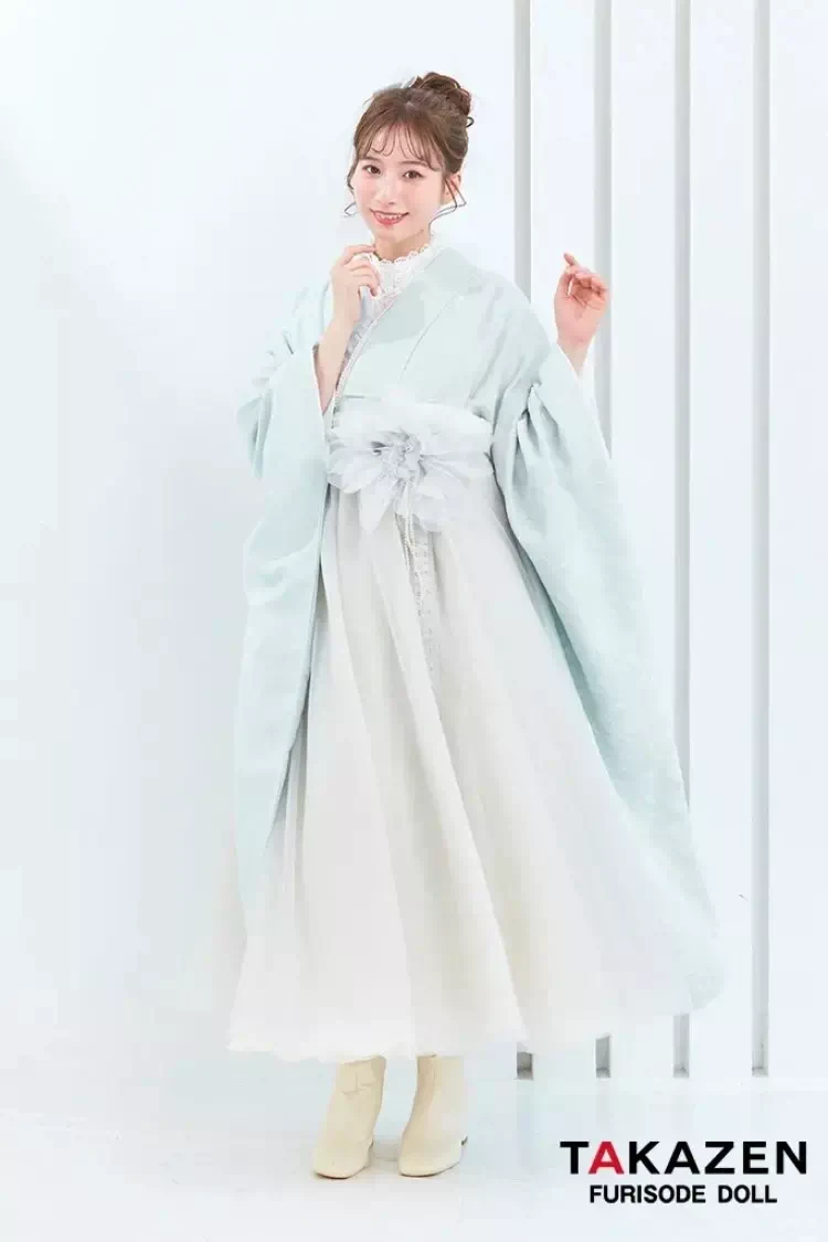 シンプルでスカッとした色味のヴィンテージ系ドレス袴。