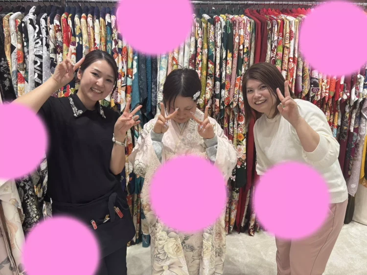 TAKAZEN神戸旧居留地店のタカゼンオリジナルのピンク色お振袖のお嬢様