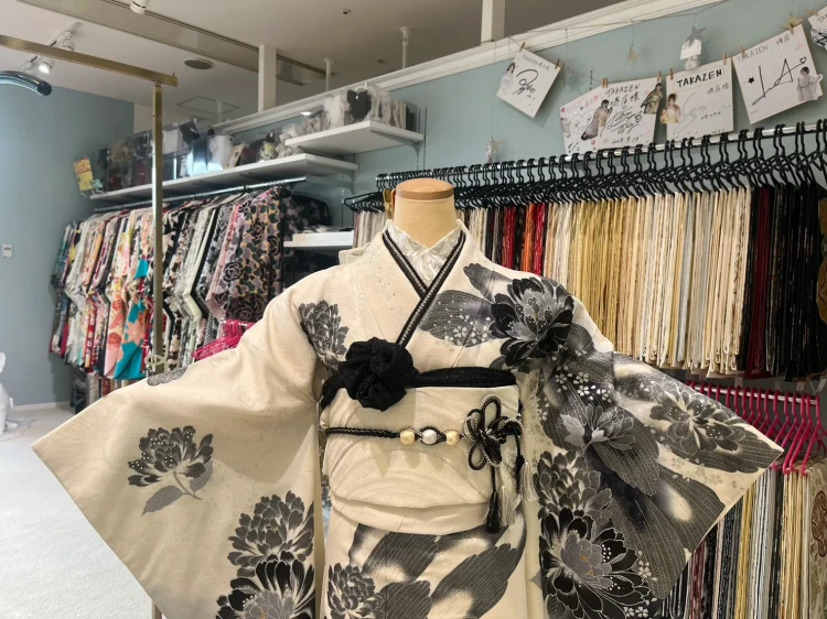 堺店で展示しているお振袖