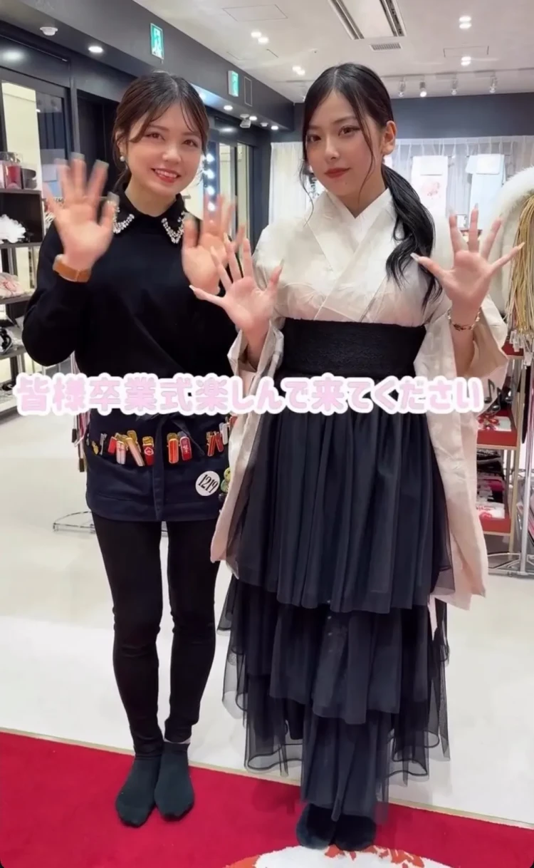 ドレス袴の着付け方法を説明している様子