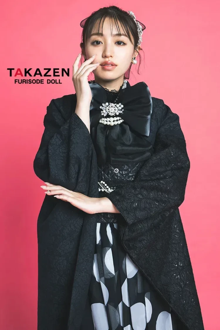 TAKAZEN東京表参道店Flagshipのオリジナル振袖、ブラックレーベルの黒色の振袖に合うピアス、イアリングをご紹介。