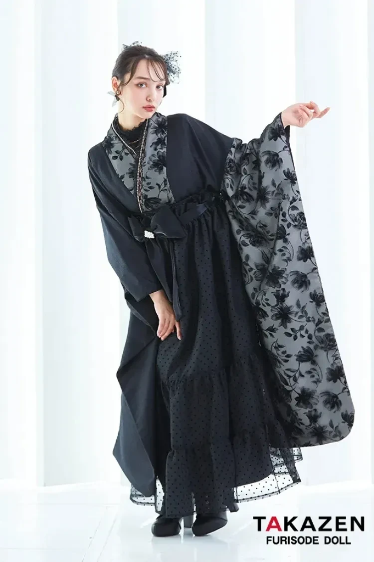 TAKAZEN東京表参道店Flagshipで山野美容専門学校・原宿ベルエポック美容専門学校 東京ビューティーブライダル専門学校 東京ビューティーアート専門学校の方に向けた卒業式袴の紹介。黒色のヴィンテージの袴