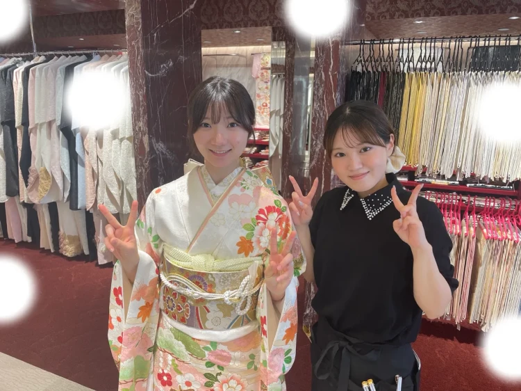 TAKAZEN東京表参道店Flagshipで白地にピンク色の古典、正統派古典の振袖をご試着いただいたお客様の紹介。