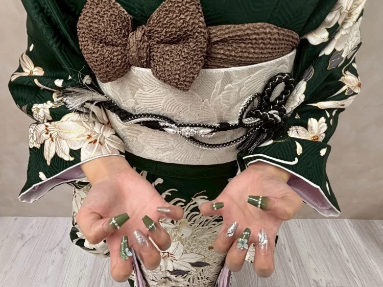 TAKAZEN奈良店の前撮り撮影会に来てくださった姫ちゃんのネイル特集　振袖カラーのおしゃれネイル