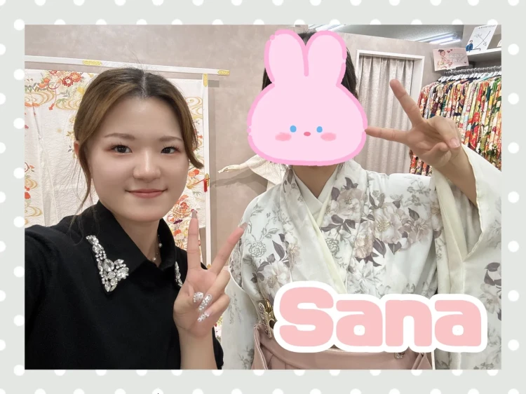 奈良店でくすみカラーのおしゃれな袴を試着するお客様の様子