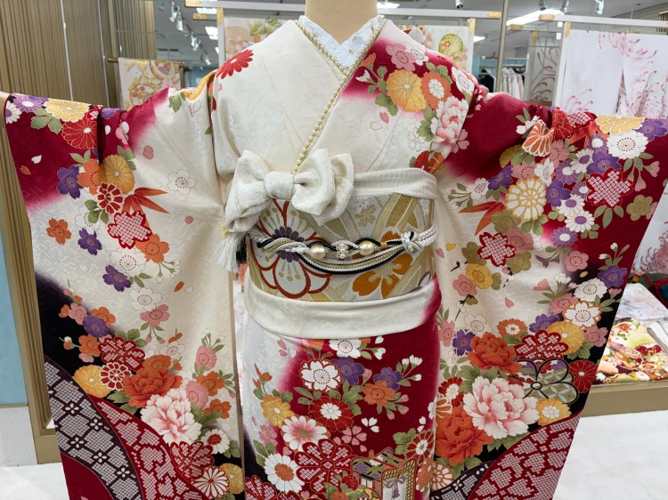 正統派古典の王道赤色で桂由美振袖ブランド着物コレクションを出してる関芳のお振袖のコーデ