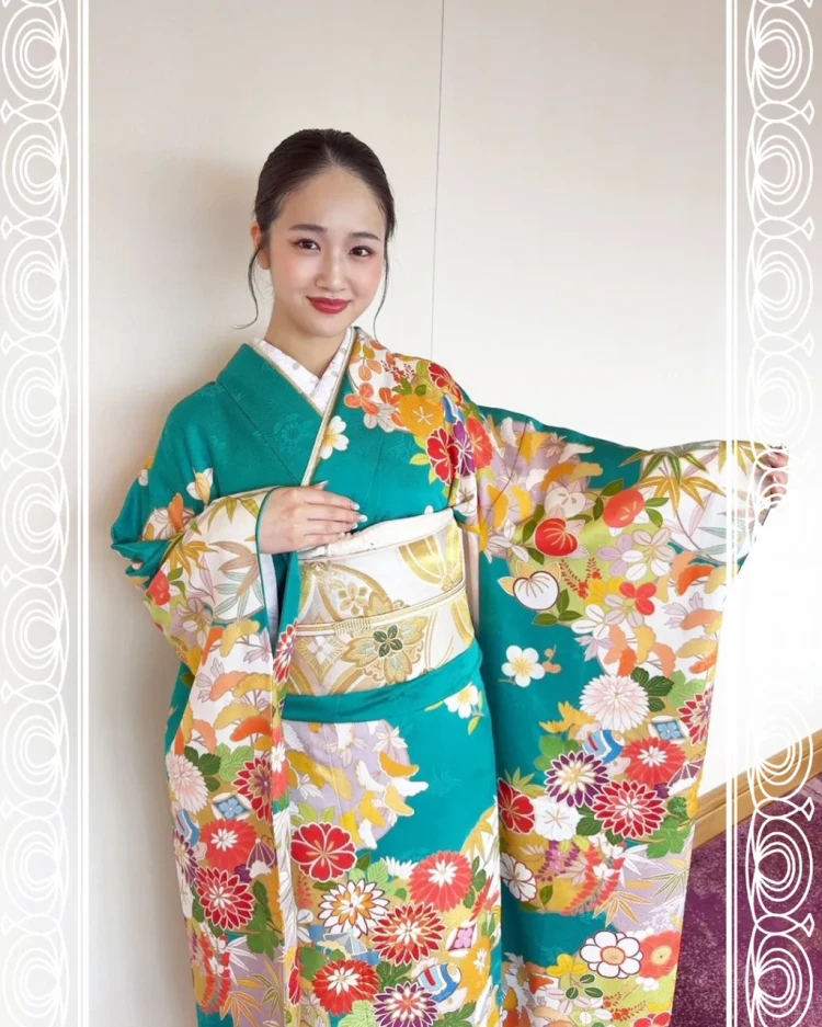TAKAZEN東京表参道店Flagshipで天翔愛さんにご着用いただいた久保耕の古典柄の緑の振袖のご紹介