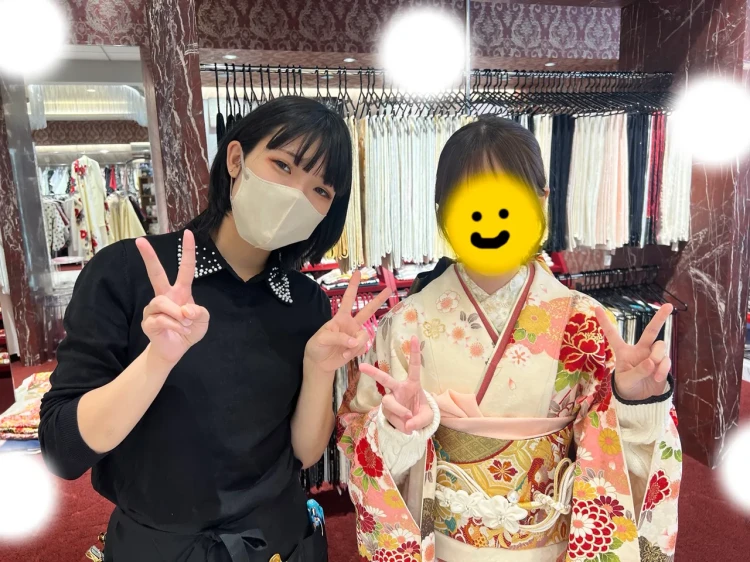 TAKAZEN東京表参道店Flagshipで白やピンクの古典の振袖をレンタルでご契約いただいたお客様の紹介。お花柄のかわいいお振袖。